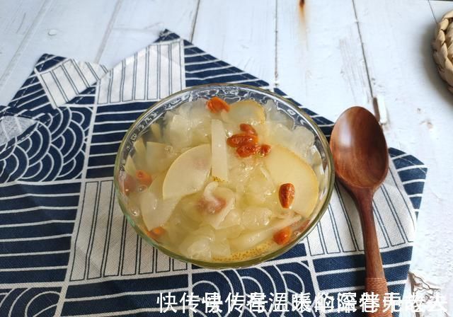 煮银耳汤，凉水下锅还是热水下锅不少人搞错了，难怪银耳不出胶