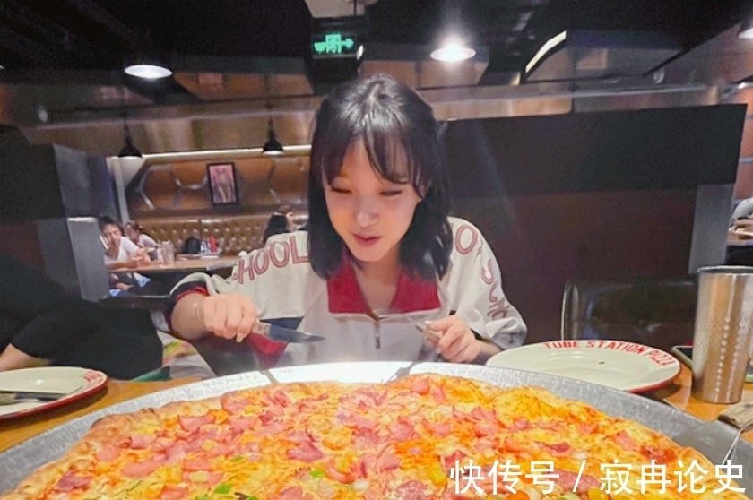 跑男|宋雨琦回高中母校,打卡最爱的披萨店,这尺寸确定吃得完?