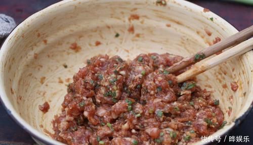 针叶松|茄子最过瘾的吃法,不油炸不用炒,加2斤面粉,一顿3个茄子不够吃