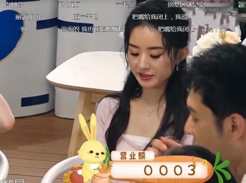 黄晓明偷偷给赵丽颖夹鸡腿,谁注意颖宝当下反应难怪冯绍峰不疑心