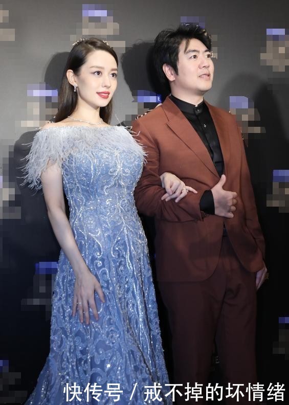 礼服|组图:吉娜挺孕肚穿礼服明艳动人 爆料郎朗弹琴时宝宝会胎动