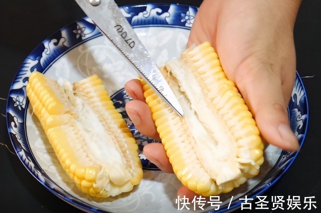 玉米上有个小开关,剪刀一扎一转,玉米粒完整脱落,1分钟剥一盘