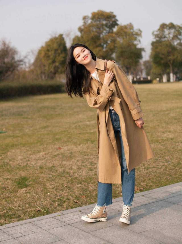 西裤|秋季胖女孩怎么穿?卡其色风衣搭配牛仔裤高级优雅,显高还显瘦