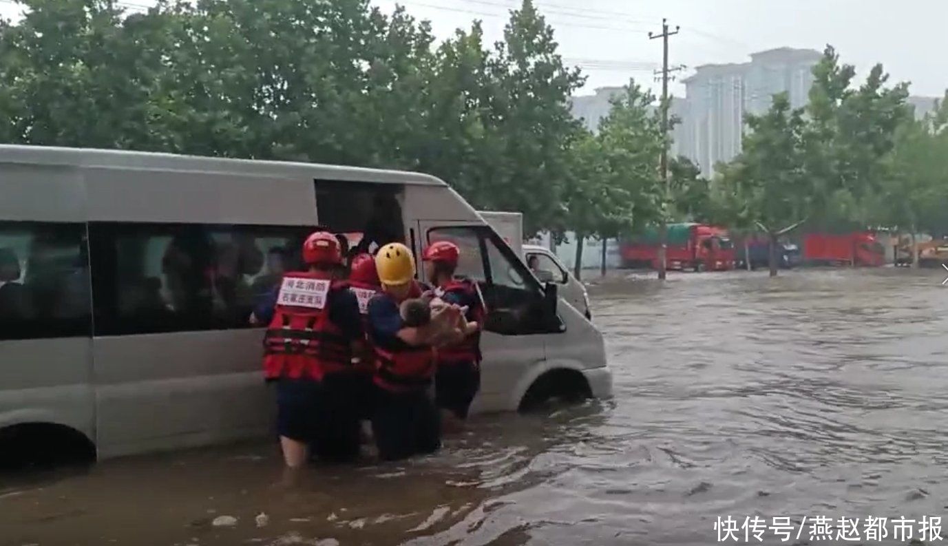 消防|洪水中，那一抹最亮的消防红