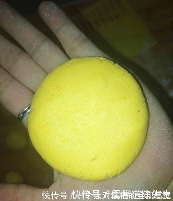 面团|南瓜饼这么做,吃了一个还想吃一个,又香又糯