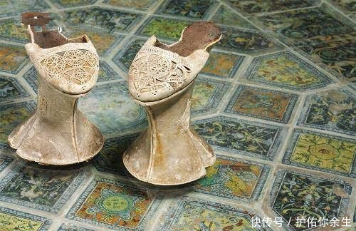 别以为高跟鞋是现代才有的,古时候的女子早就享用过了!