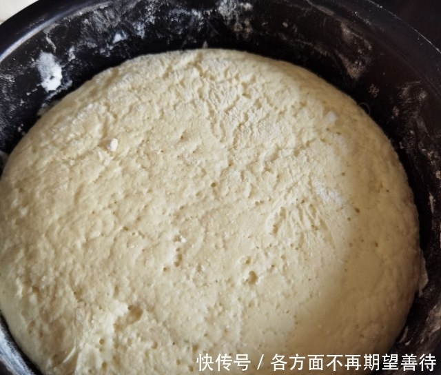 千层杂粮发面饼,外边金黄酥香,里面柔软分层