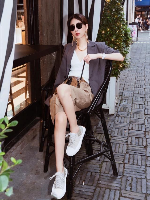 连体裤|街拍:连体裤采用了一字领设计,走在街上飘逸十足