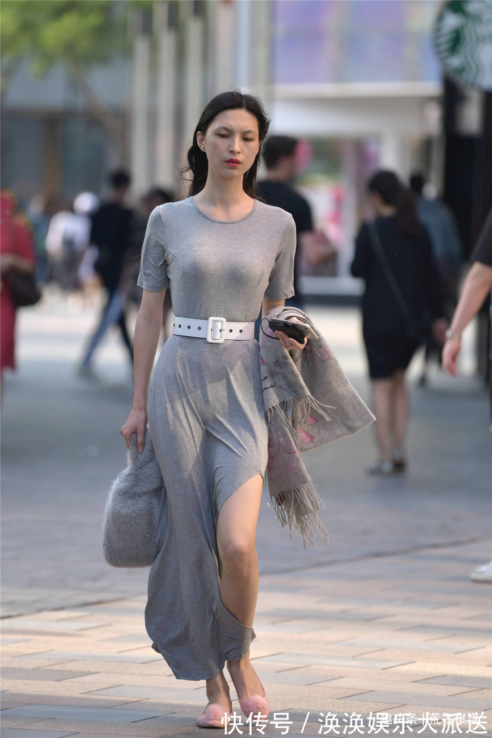 展示 高级灰的连衣长裙,不挑身材,但是没有搭配高跟鞋,有点遗憾