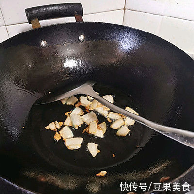 这道爽脆莴笋炒肉真的是不讲究，有啥放啥都好吃