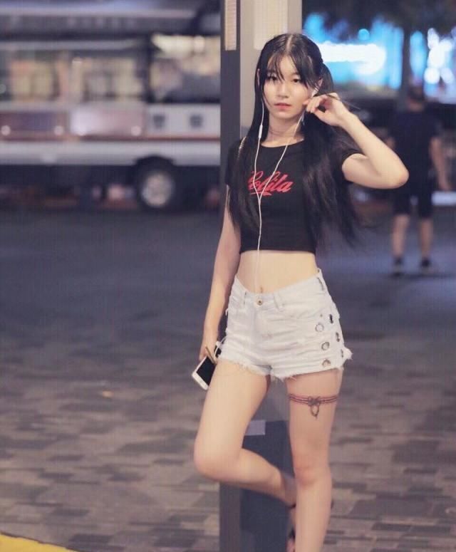 街拍小姐姐一身蓝灰色紧身长裙,低头浅笑气质唯美动人