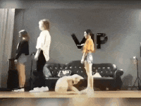 |搞笑GIF:看仔细了,我只教一遍,剩下的你们自己看着练