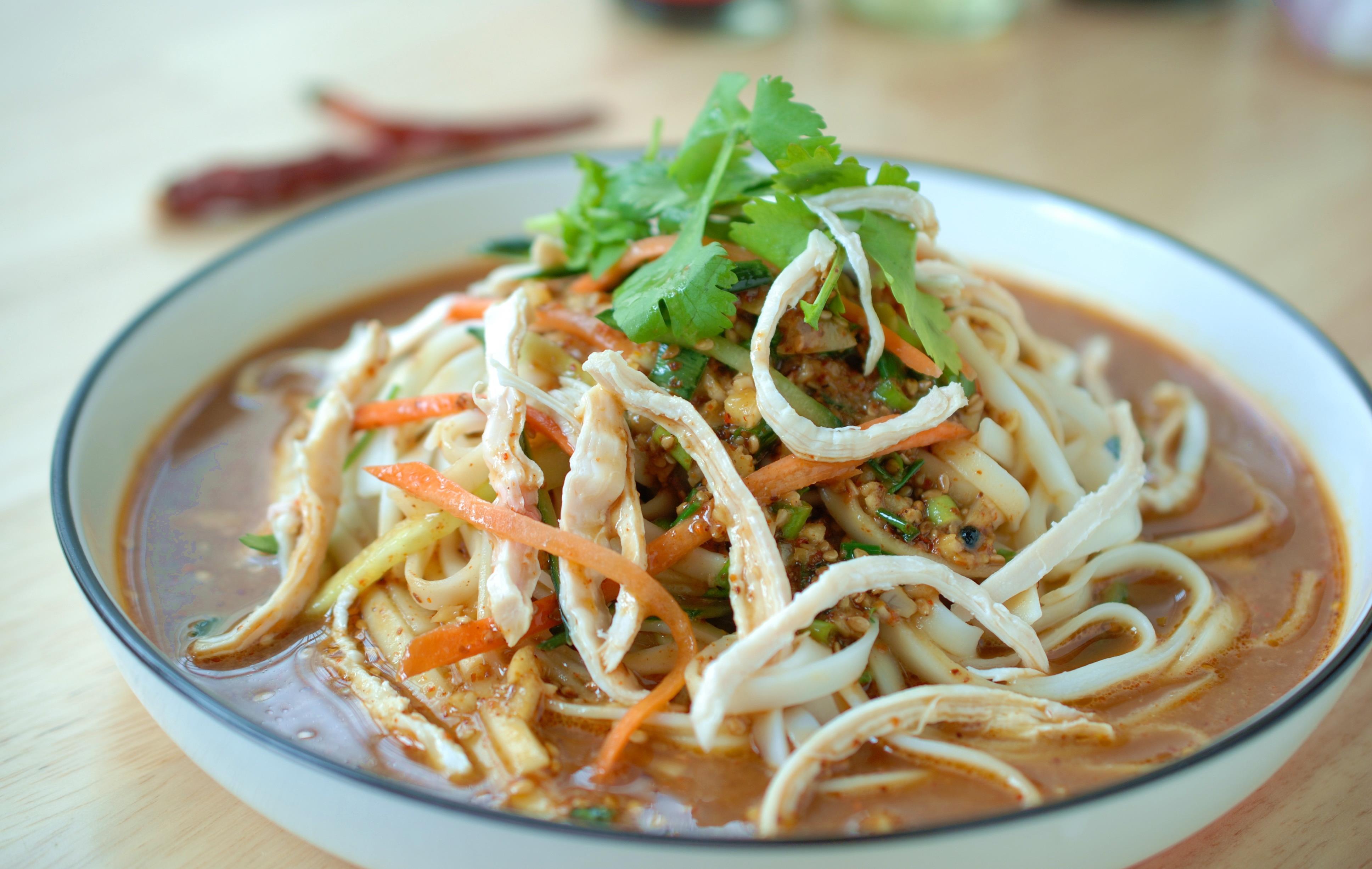 手擀面筋道|一碗面,做法简单滋味十足,几种调料拌一拌,吃着太过瘾了