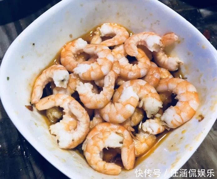 细嫩|煮虾时,放香油跟放盐都不对!只需加点它,肉质细嫩,新鲜无腥味