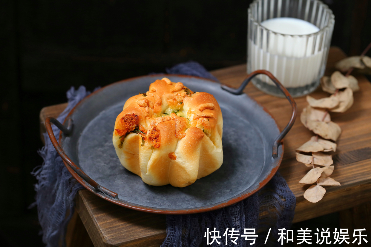 吃腻了甜面包换个口味，加点葱花和肉松，还没出炉就已经香飘满屋