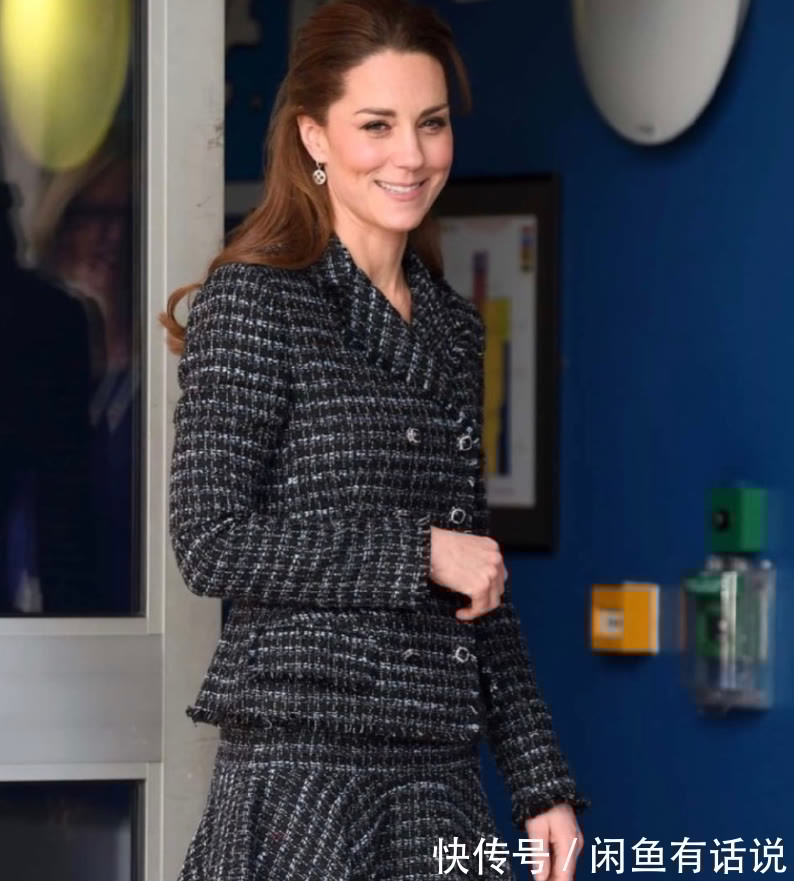 穿搭|凯特王妃扎马尾更显年轻,穿粗花呢西装裙出席酒会,简单却很高级