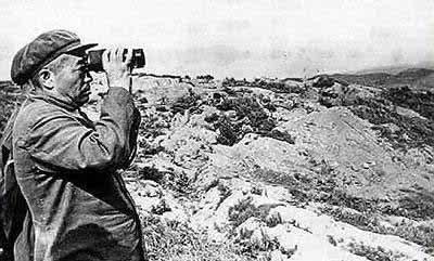 师长|敌机轰炸,师长埋山洞,飞出2只苍蝇,指挥员:还有救!果不其然