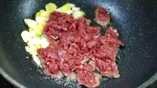 炒了20次牛肉,才知道炒牛肉时,放点“它”,又香又嫩还不腥