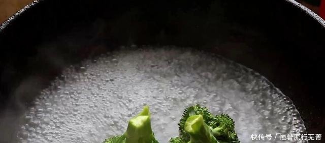 西兰花又出新吃法,加4个鸡蛋,不用炒不做饼,上桌比肉还香!