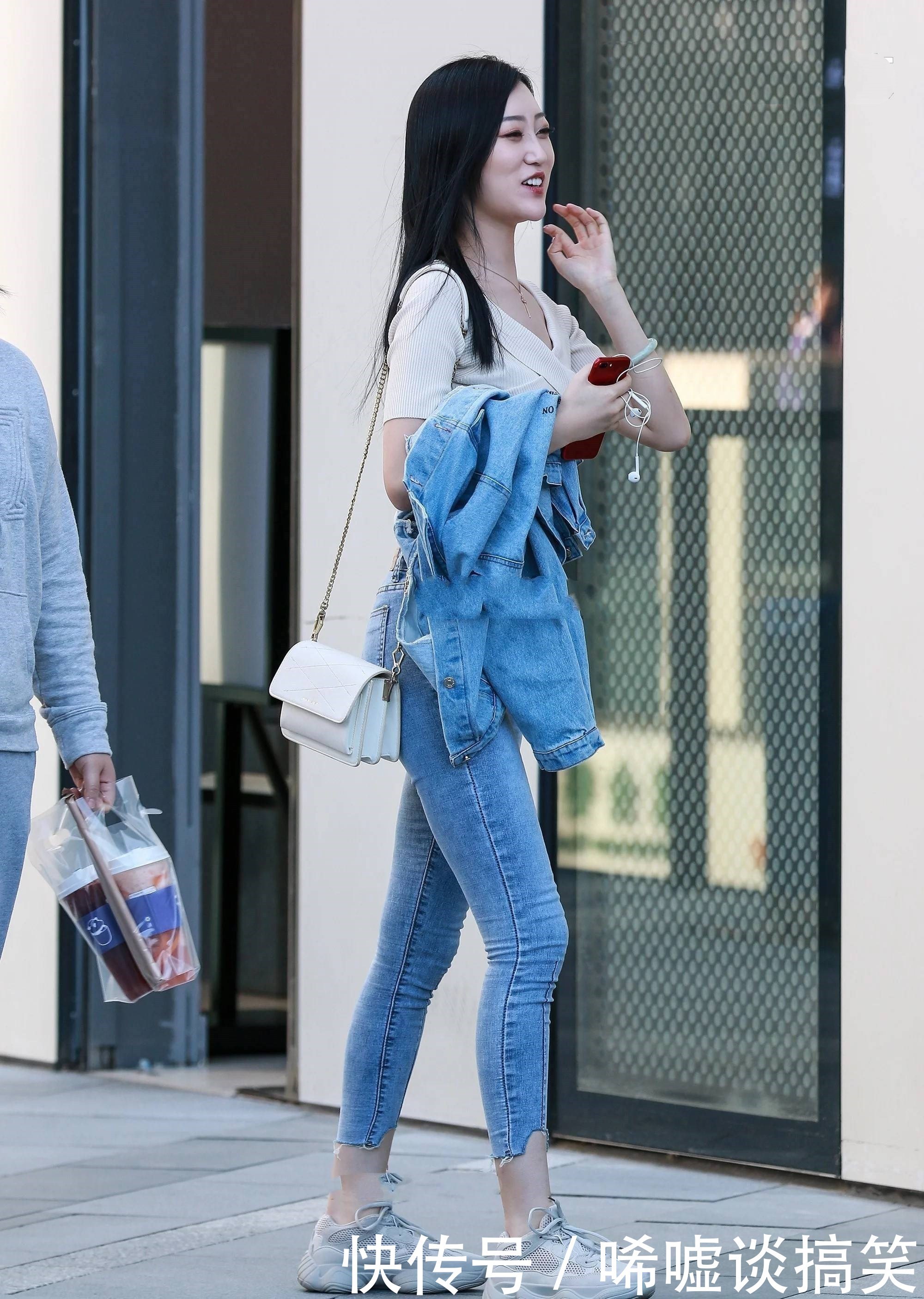 街拍:白色和黑色衣服永远都是最容易搭配的衣服