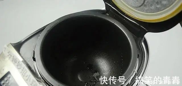 饭锅|电饭锅一地方不洗，等于吃细菌，教你用一个方法，洗得干净还放心