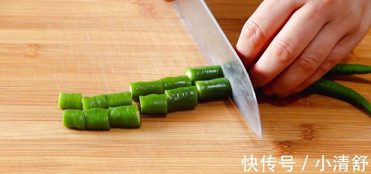 大蒜头|一盘大蒜,2块猪脆骨,先炸后炒,简单两步就能搞定,好吃不难做