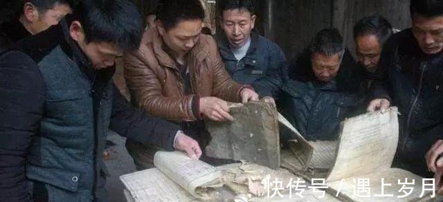 祖先&老人在祠堂找到一本破书,烧前看了看,看到两字我们祖先是皇帝!