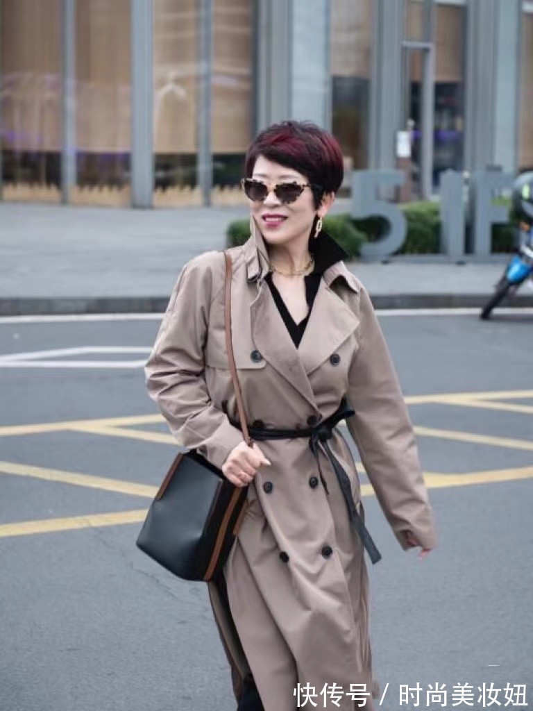 风衣|60岁的女人穿风衣就该这样,看看她们的优雅高级,太洋气了