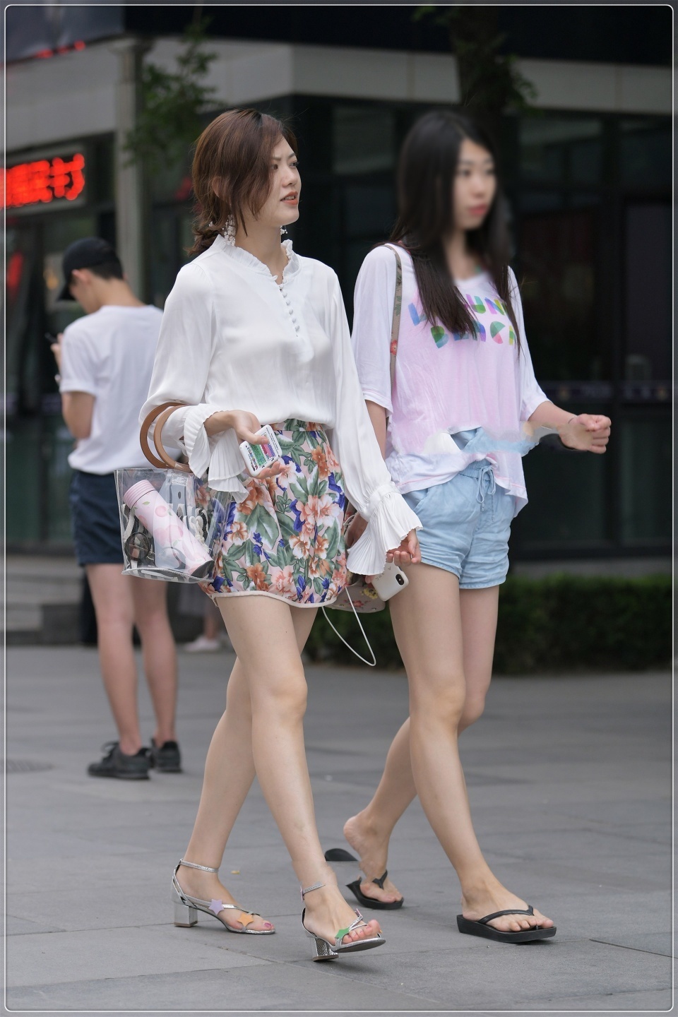 忧郁|美女街拍:雪纺白衬衣搭配复古花纹裤,怎么会有如此忧郁的姑娘,一起喝酒吧