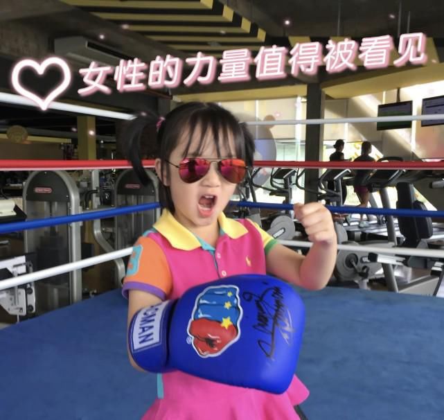 吴尊晒女儿练拳击照片 ,NeiNei实力展现女性力量,演绎反差魅力