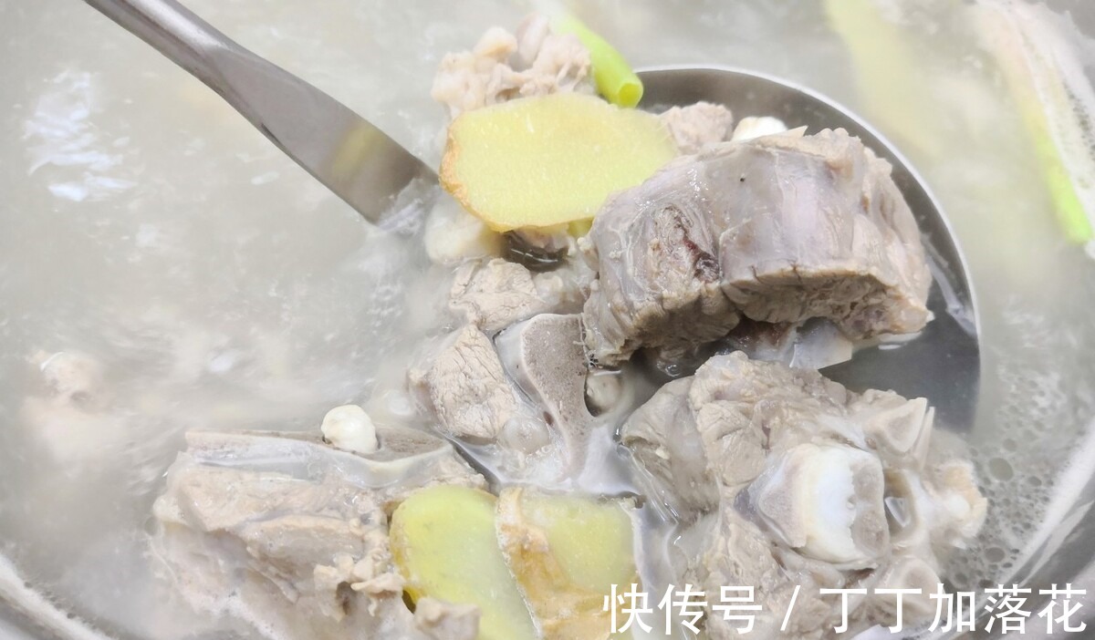 羊肉汤中加1物,增香提鲜更入味,冬天吃羊肉再也不怕吃上火了!