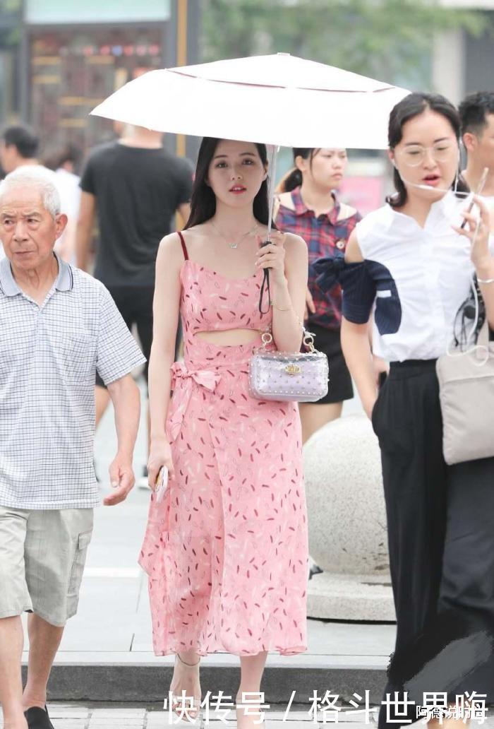 白皙|天生丽质的白皙皮肤,美女粉色的穿着很是少女风