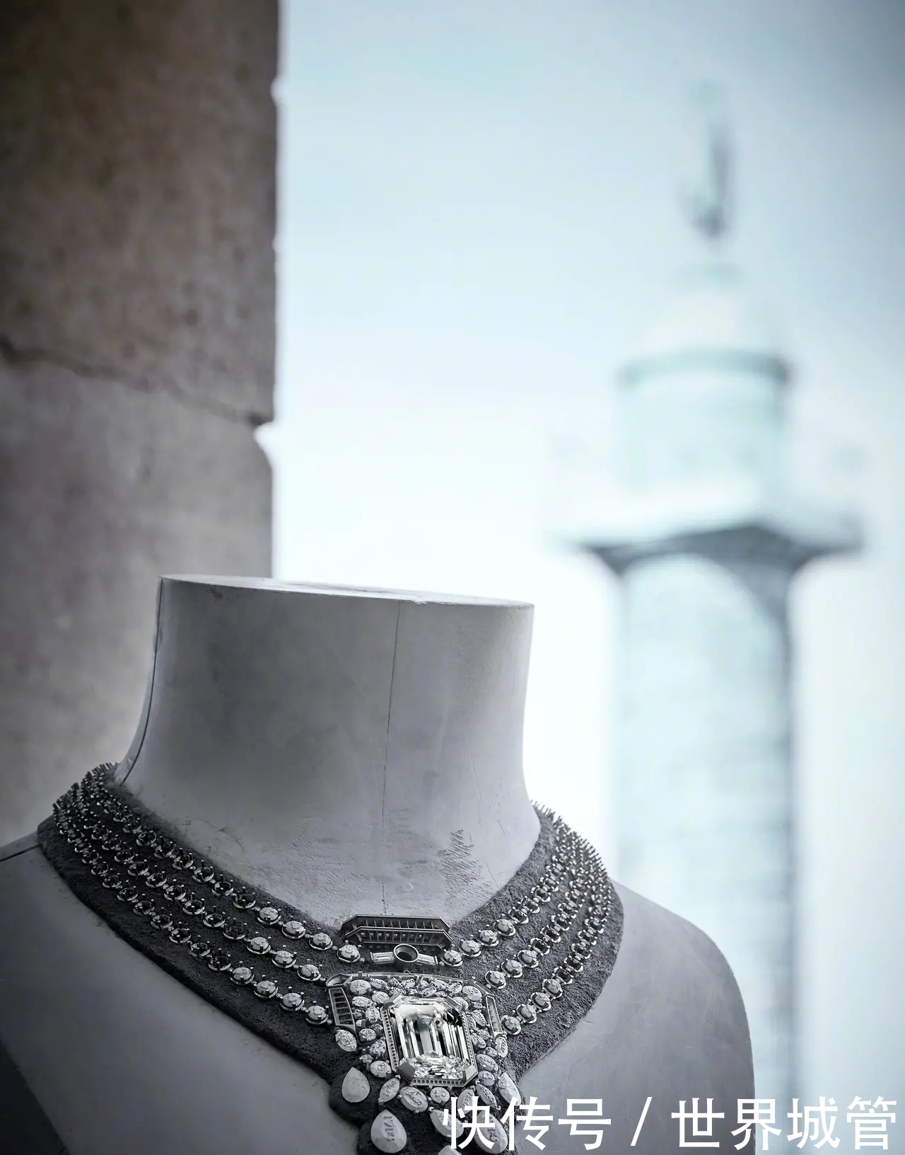 为纪念香水而定制的绝世项链,主钻55.5克拉,且有钱也买不到