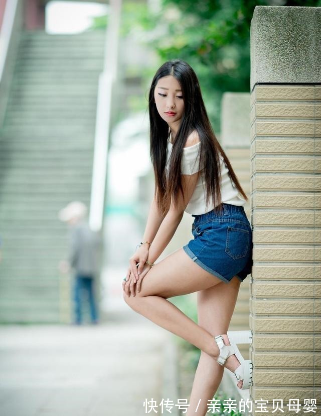 小姐姐 暑假即将来临,这位小姐姐的出游穿搭很是休闲舒适