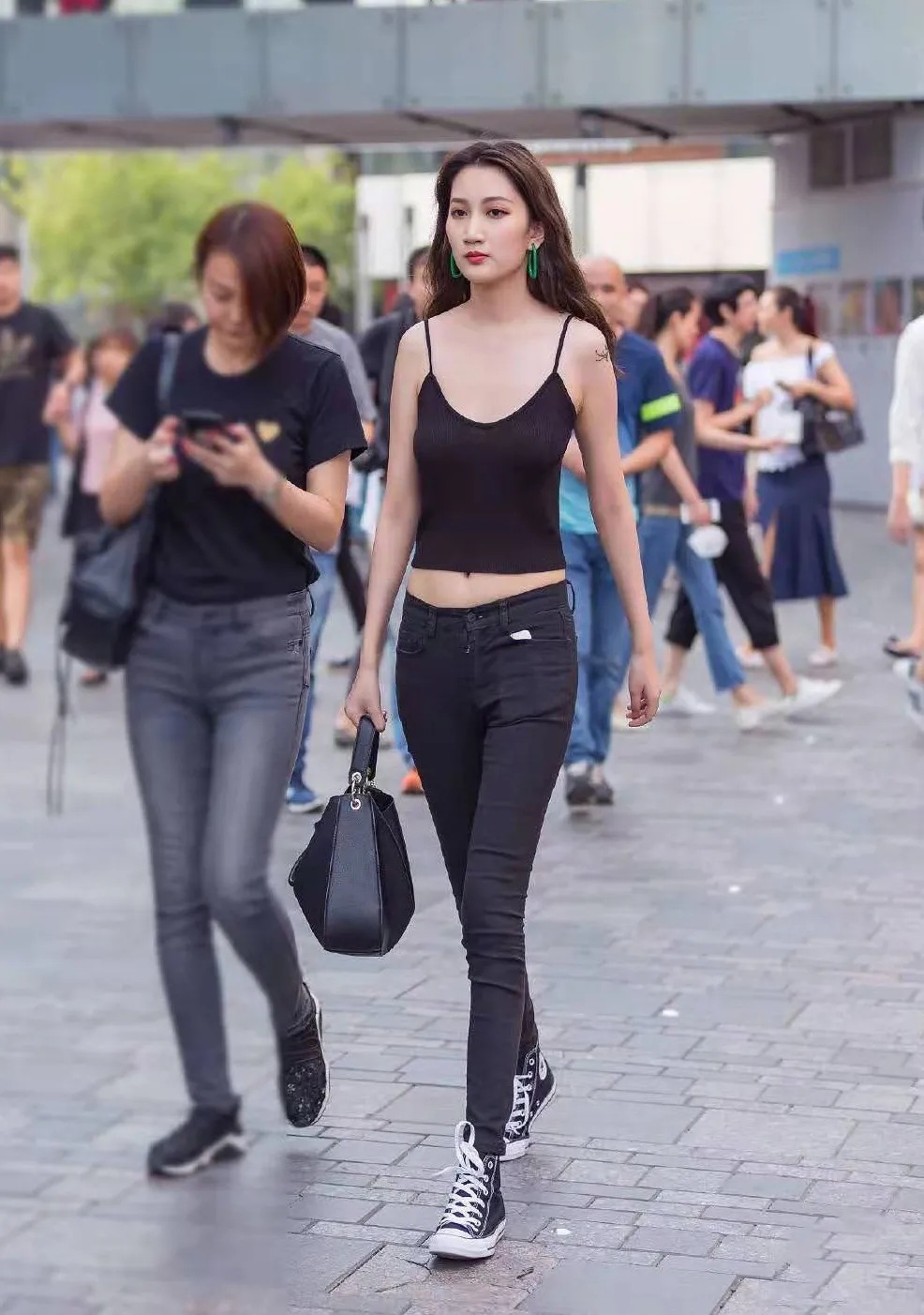 出街这样穿最亮眼,吊带背心+高腰小脚裤,简单随性又显青春活力