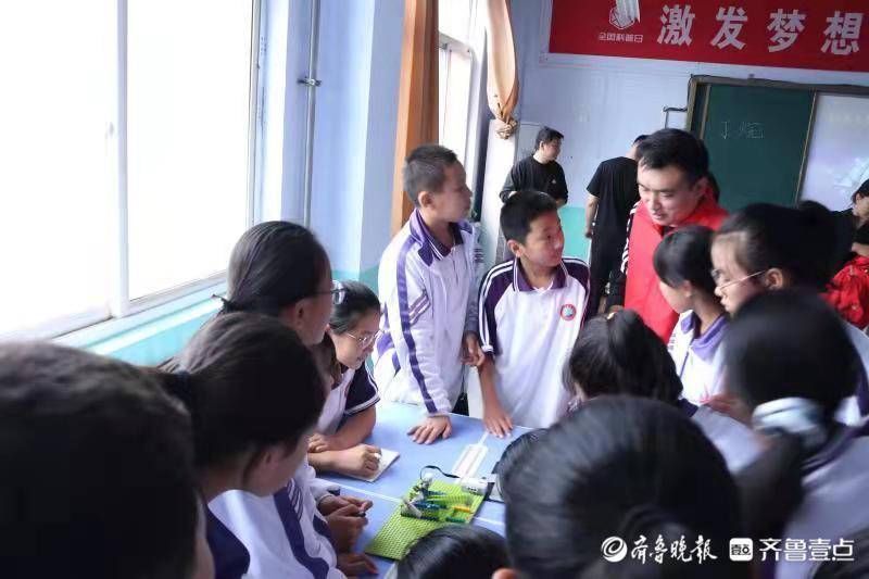 齐鲁壹点|新泰市汶南镇：智能机器人走进中学课堂
