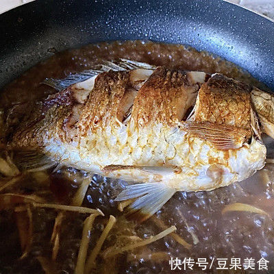 红油|餐厅必点的红烧鲫鱼，在家也能做