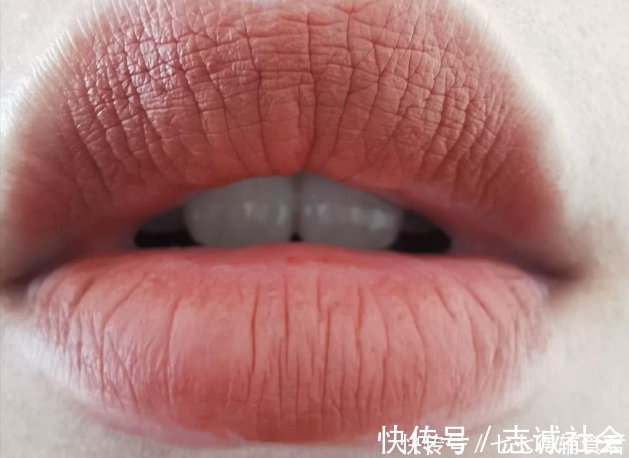化妆 长期涂口红的女生,嘴巴都成什么样了?看3点就很明显