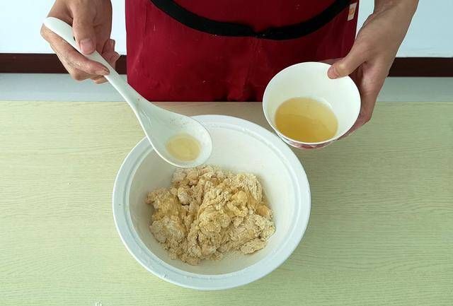 1碗面粉4个鸡蛋,不用烤箱,教你用平底锅做面包,比蛋糕还好吃