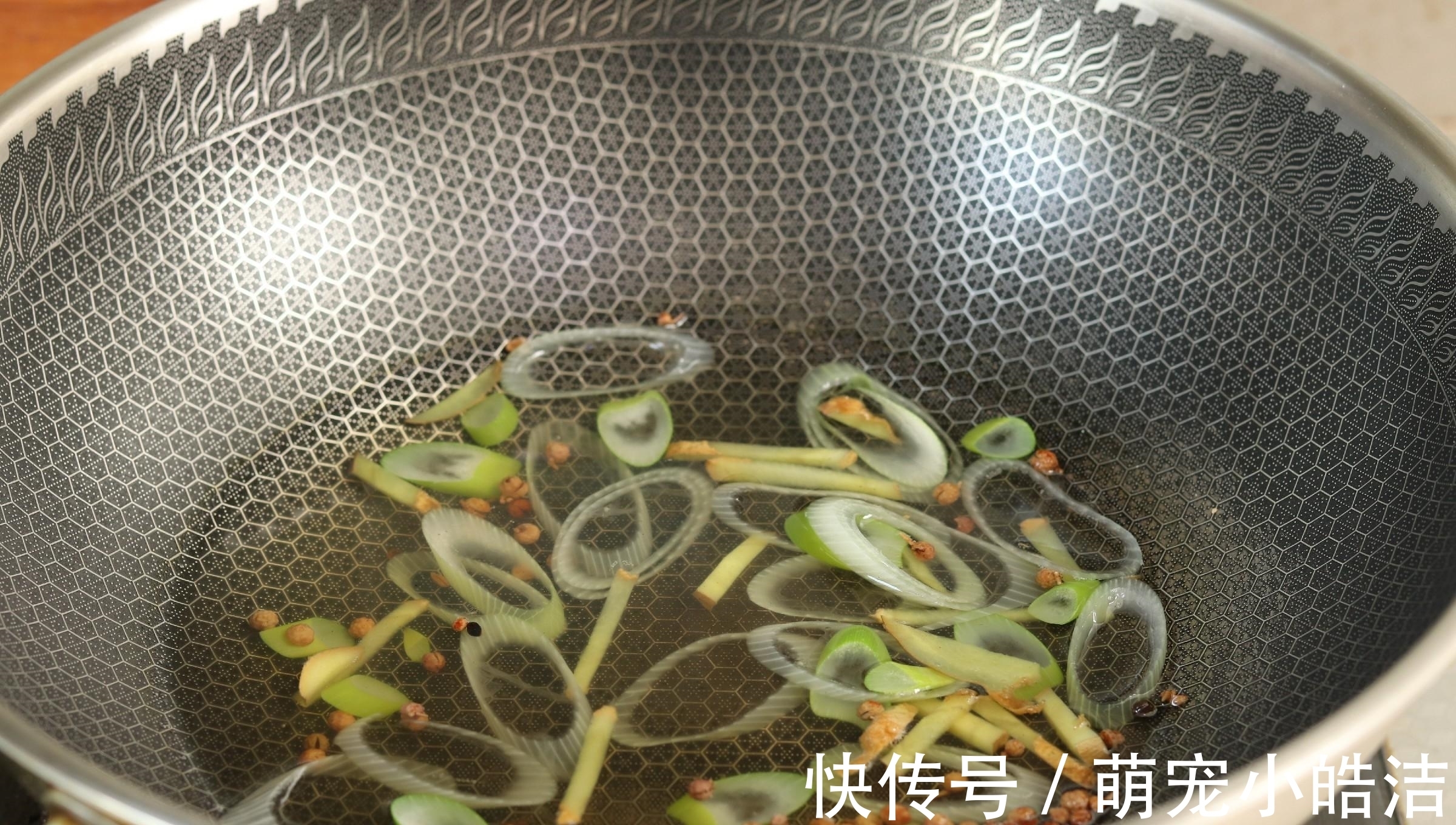 炸肉丸子，牢记“加2水，放3样”，丸子外酥里软，放凉也不硬