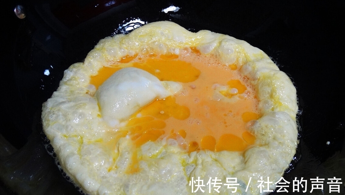 搅拌均匀|酱油炒饭,要想颜色红亮味道香,米饭粒粒分明,还得多做这一步