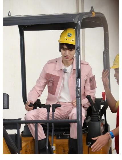 挖掘机|新一季《奔跑吧》全员挖掘机画风?baby宋雨琦都在,蔡徐坤缺席