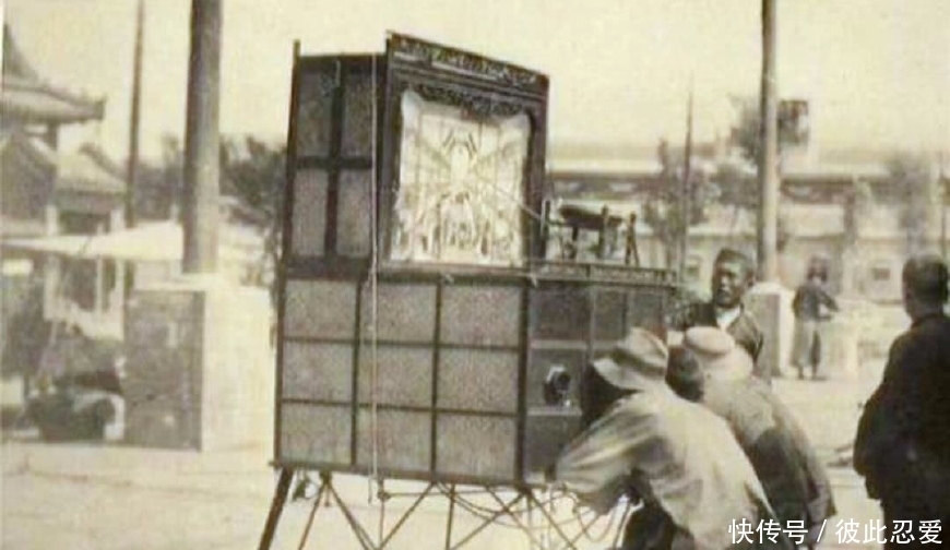 尿泡|清末老照片,图二女子把孩子放筐里出门,图六屠户用尿泡当广告牌