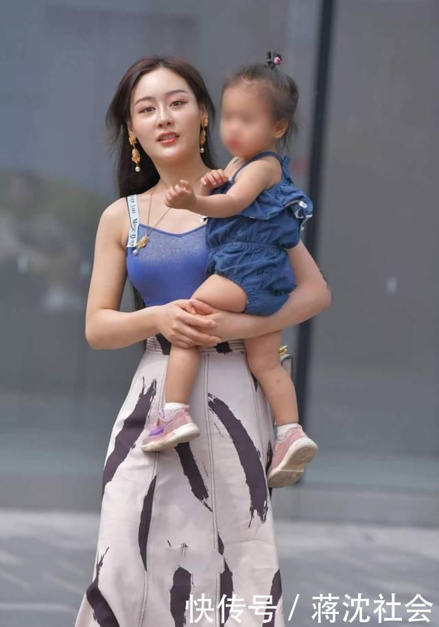 吊带背心|街拍辣妈穿吊带背心搭配长裙,有种成熟女性的温婉味道