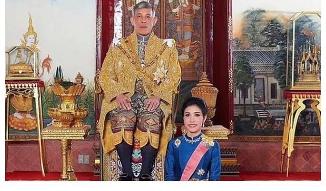 三人组|王室三人组同台亮相，苏提达心情愉悦，诗妮娜过分妖娆面容显老