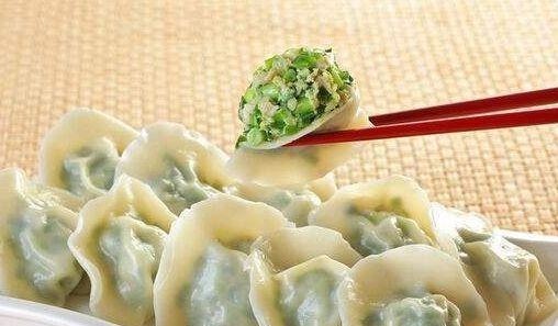 奶奶舍不得买菜用它包饺子，气得我直瞪眼，出锅后我吃的比谁都多