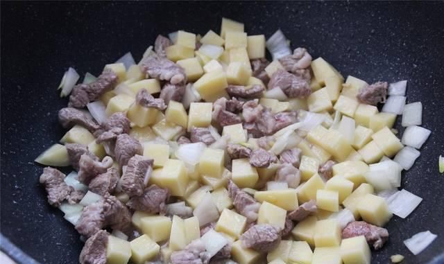 教你一道懒人美食，把肉和大米放进电饭煲，打开锅盖喷香扑鼻