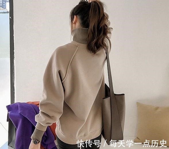 加绒卫衣 毛衣不兴了,今年流行的“加绒卫衣”保暖显瘦提气质,还不贵!