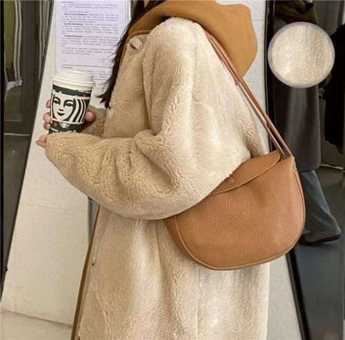 比羽绒服时髦，比大衣保暖，2021的秋冬的时髦全靠羊羔毛