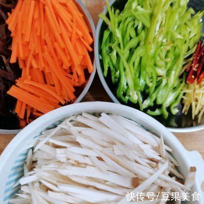 这道鱼香杏鲍菇一上桌，全家都爱吃